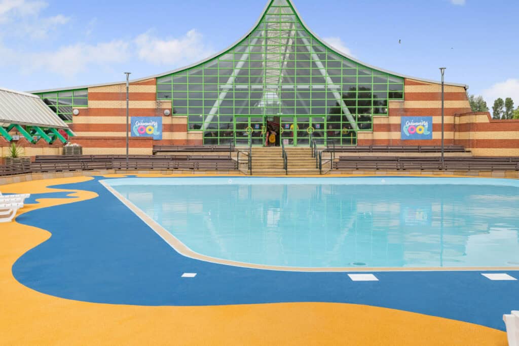 OUTDOOR SPLASH POOL